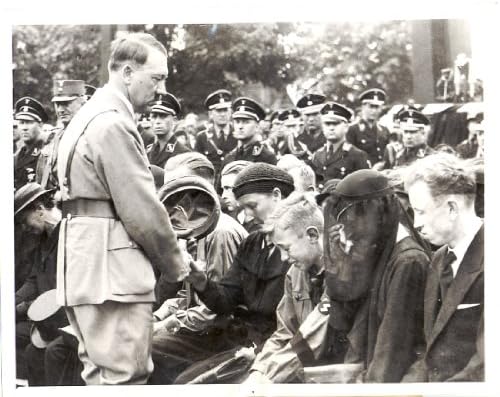 Reimprimare din fotografia de presă originală Hitler Confortă victimele victimelor