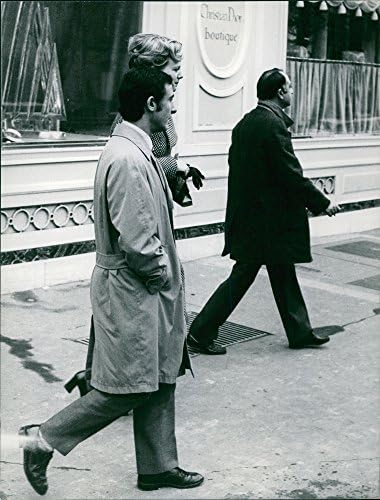 Fotografie de epocă a lui Margrethe II din Danemarca mergând cu un bărbat.