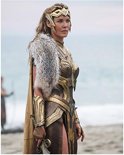 Connie Nielsen ca Hippolyta în Wonder Woman stând pe plajă 8 x 10 Inch fotografie