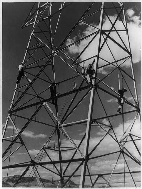 HistoricalFindings Foto: Boulder Dam, Colorado. Muncitori care construiesc Turnul de înaltă tensiune 1941